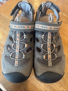 Men's Gray Outdoor Sandals with Orange Accent - Sporty Comfort